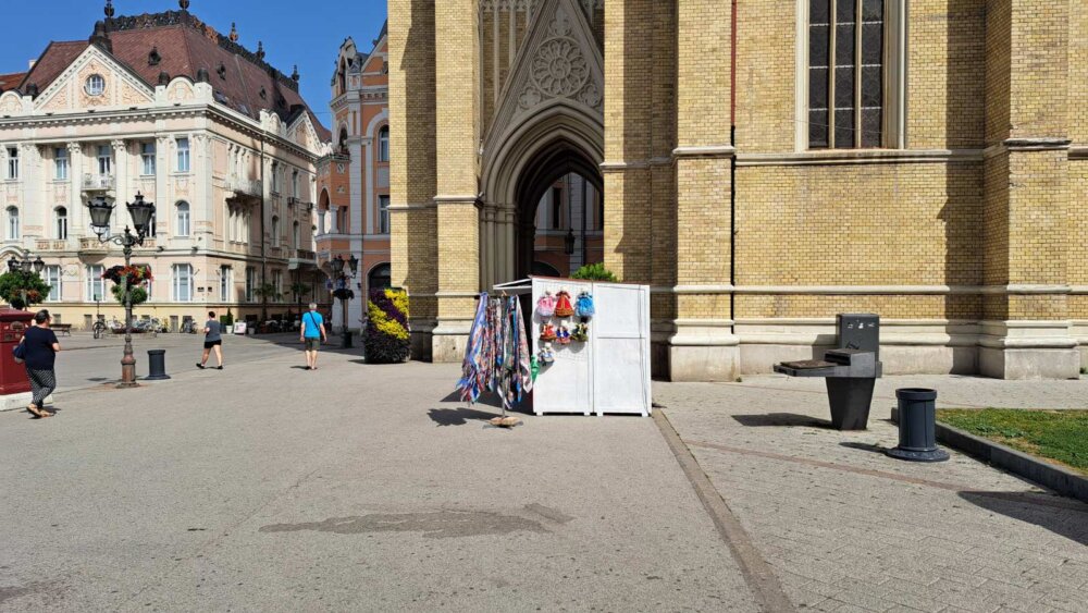 U centru Novog Sada tezga na koji se prodaju suveniri sa likom Putina i simbolom "Z": Iz Uprave za komunalne poslove kažu da su kosmopolitski grad 3