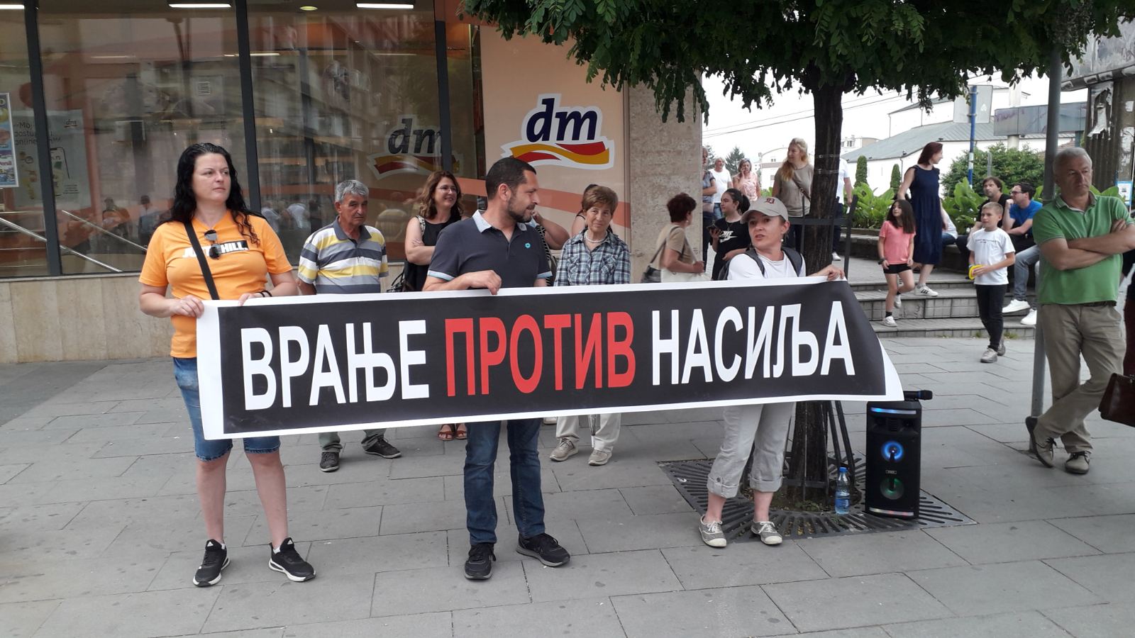 Protest "Srbija protiv nasilja" u preko 10 gradova obeležile šetnje, blokade puteva i zahtevi za ostavkama (FOTO, VIDEO) 98