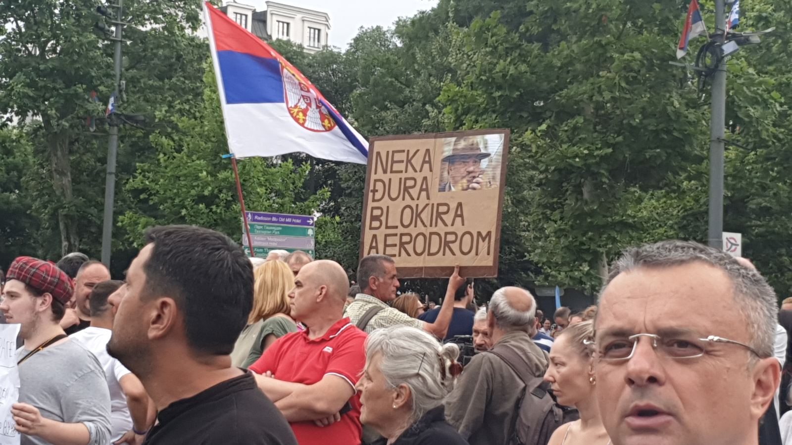 "Zar je bitno da li sam s Metohije ili s Dorćola?": Osmi protest "Srbija protiv nasilja" u slikama (FOTO) 9