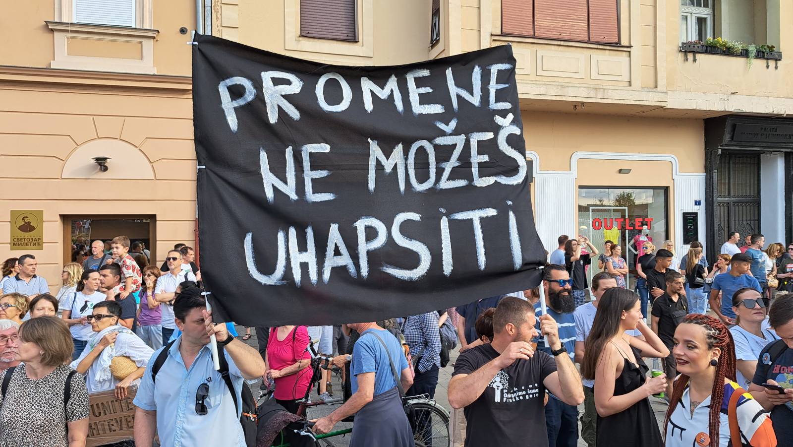 "Zar je bitno da li sam s Metohije ili s Dorćola?": Osmi protest "Srbija protiv nasilja" u slikama (FOTO) 11