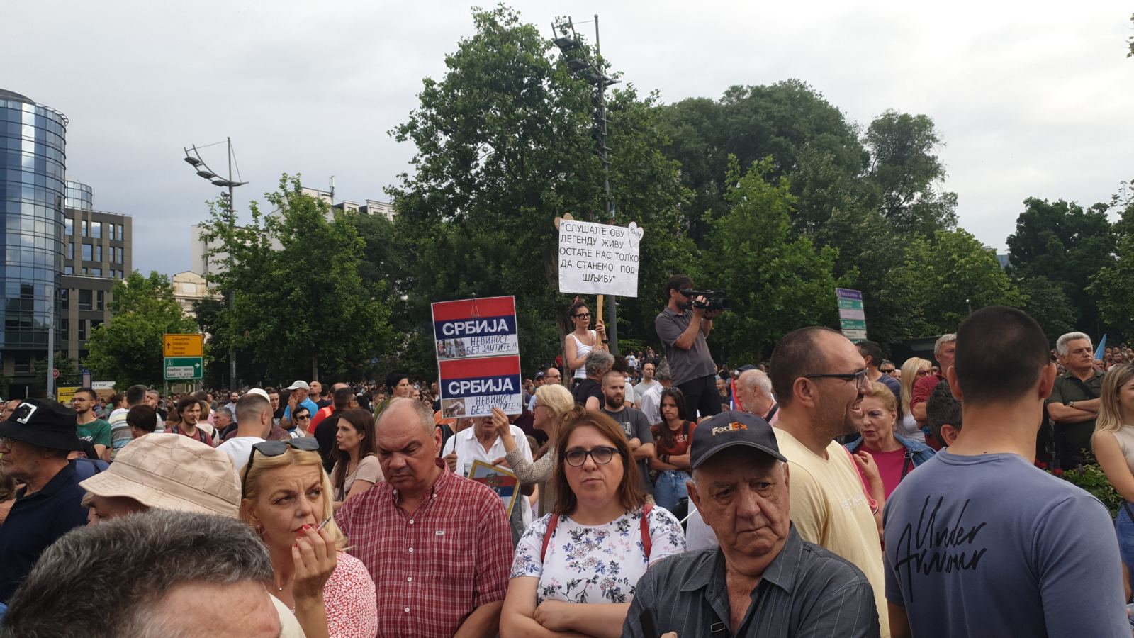 "Zar je bitno da li sam s Metohije ili s Dorćola?": Osmi protest "Srbija protiv nasilja" u slikama (FOTO) 14
