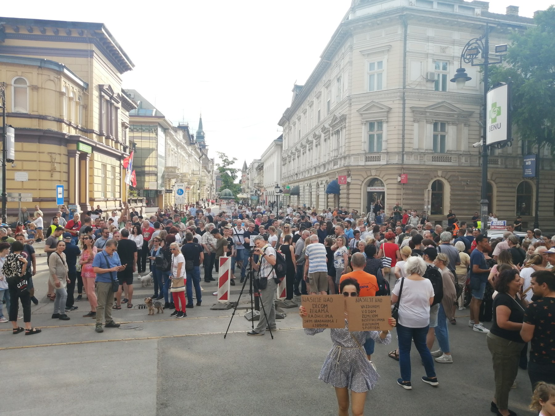 Protest "Srbija protiv nasilja" u preko 10 gradova obeležile šetnje, blokade puteva i zahtevi za ostavkama (FOTO, VIDEO) 77