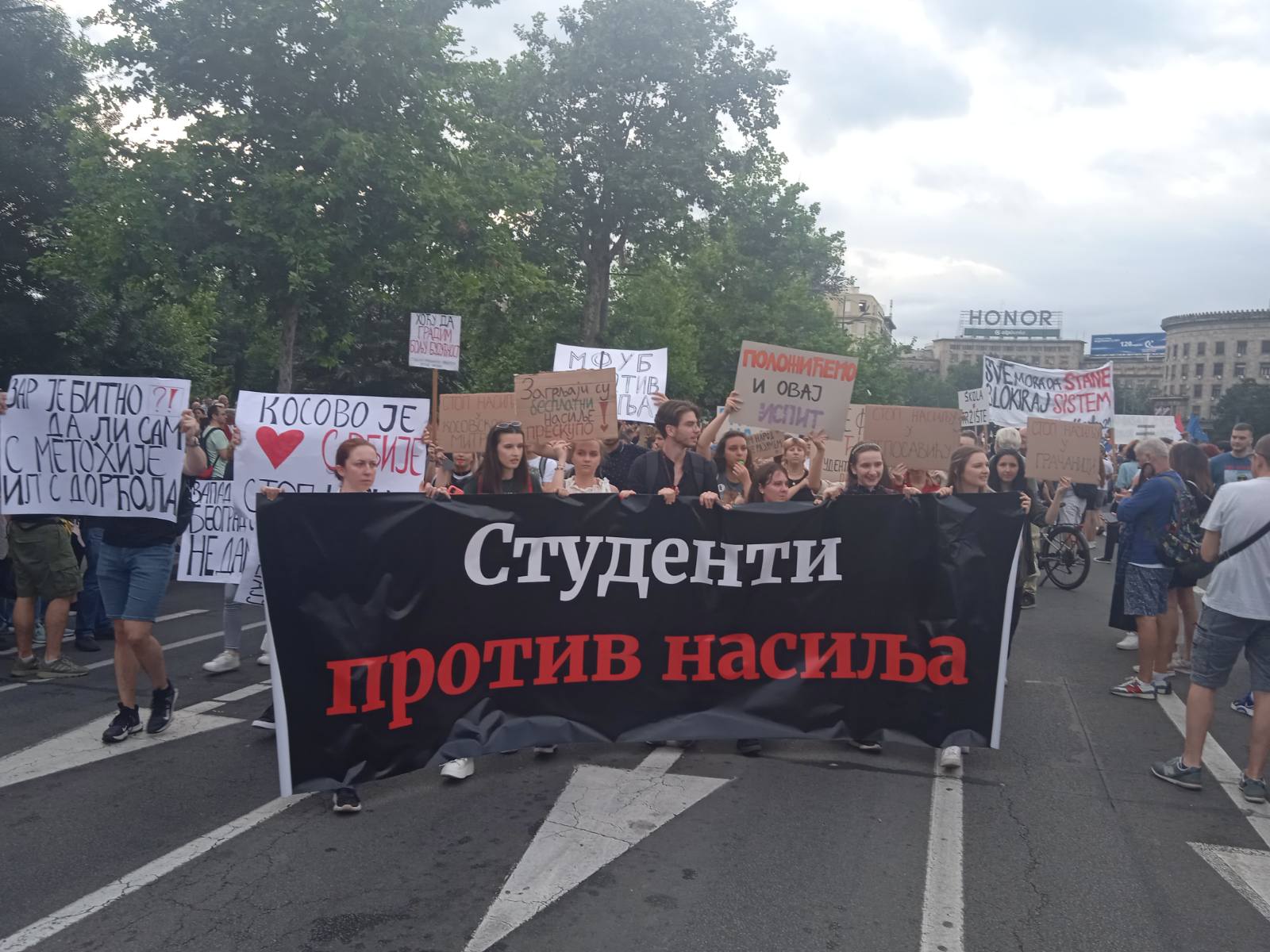Protest "Srbija protiv nasilja" u preko 10 gradova obeležile šetnje, blokade puteva i zahtevi za ostavkama (FOTO, VIDEO) 74