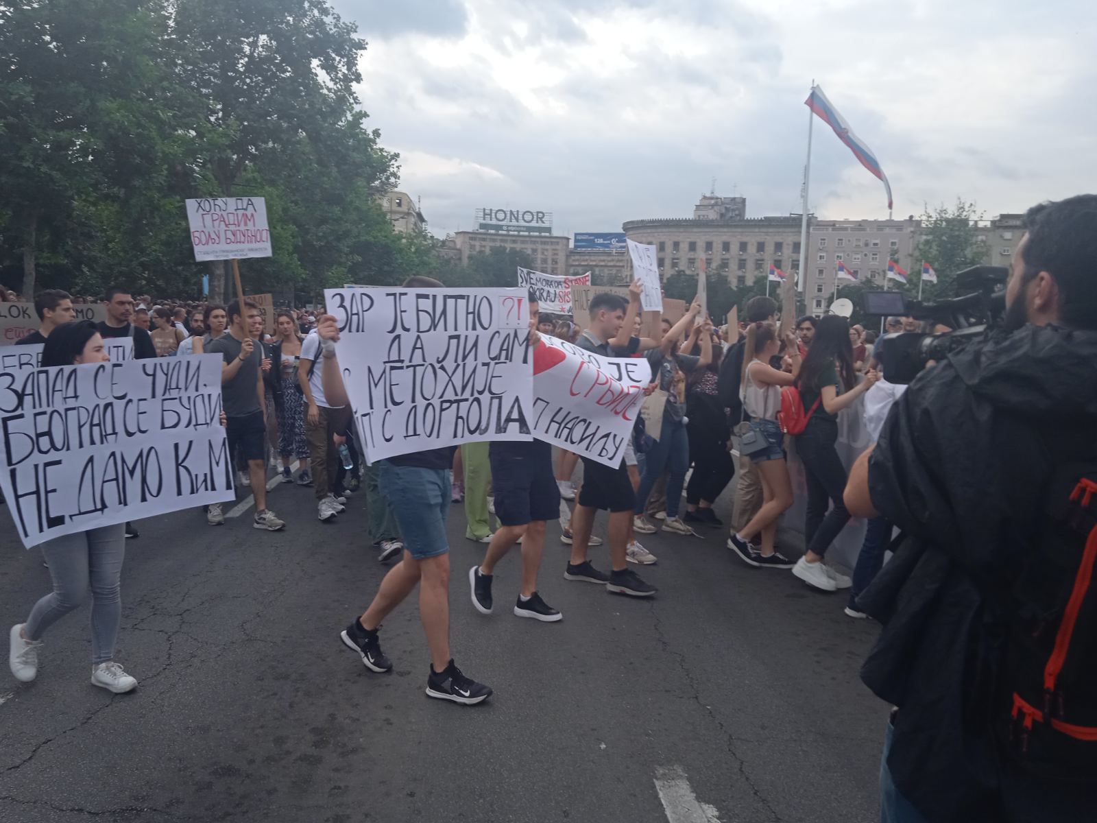 "Zar je bitno da li sam s Metohije ili s Dorćola?": Osmi protest "Srbija protiv nasilja" u slikama (FOTO) 23