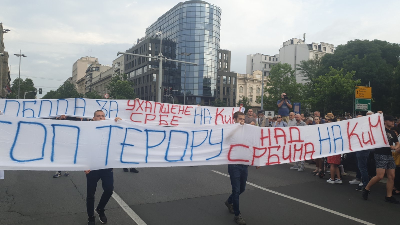 "Zar je bitno da li sam s Metohije ili s Dorćola?": Osmi protest "Srbija protiv nasilja" u slikama (FOTO) 22