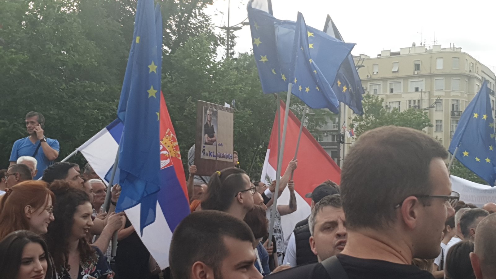 "Zar je bitno da li sam s Metohije ili s Dorćola?": Osmi protest "Srbija protiv nasilja" u slikama (FOTO) 18