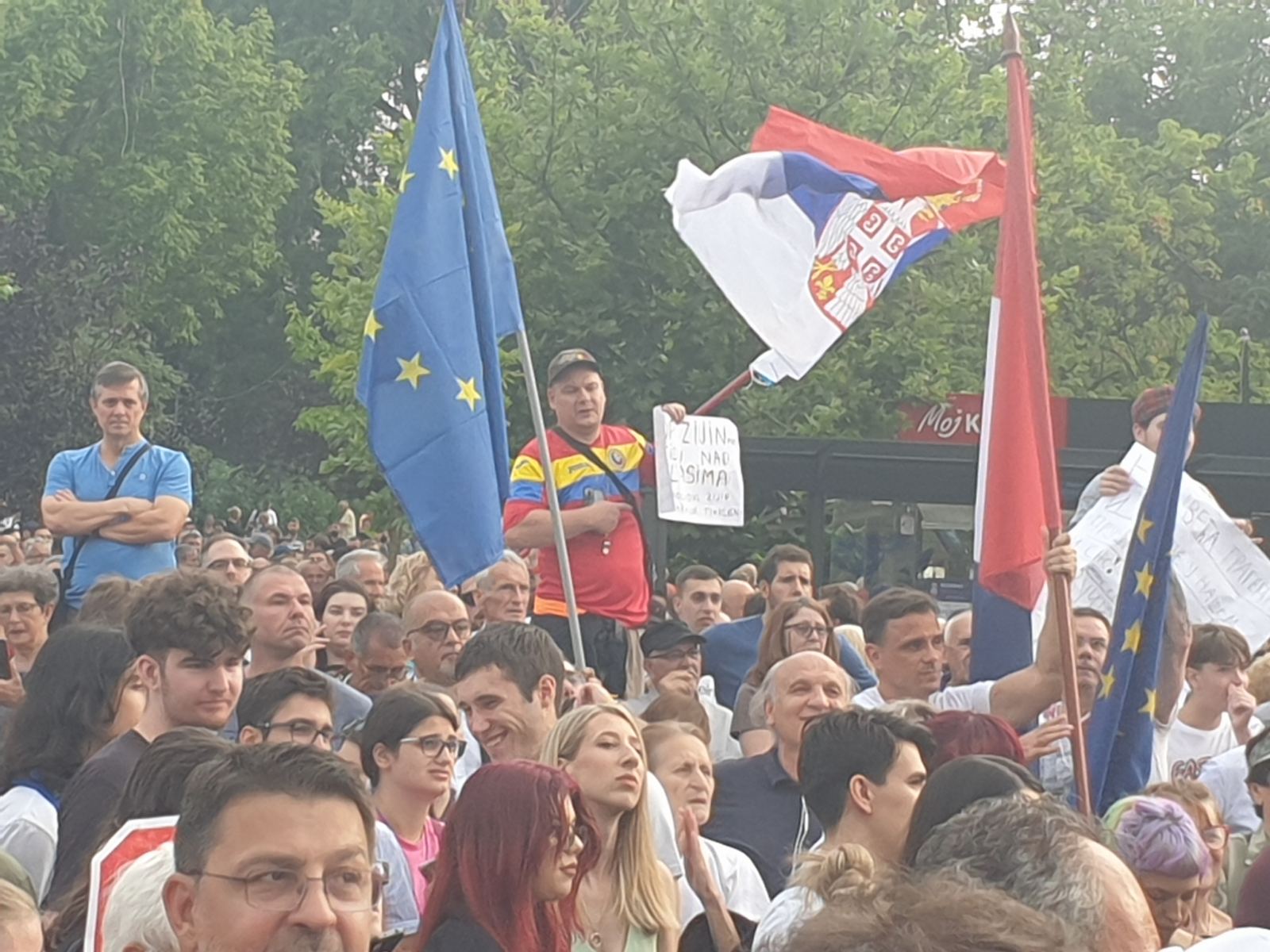 "Zar je bitno da li sam s Metohije ili s Dorćola?": Osmi protest "Srbija protiv nasilja" u slikama (FOTO) 17
