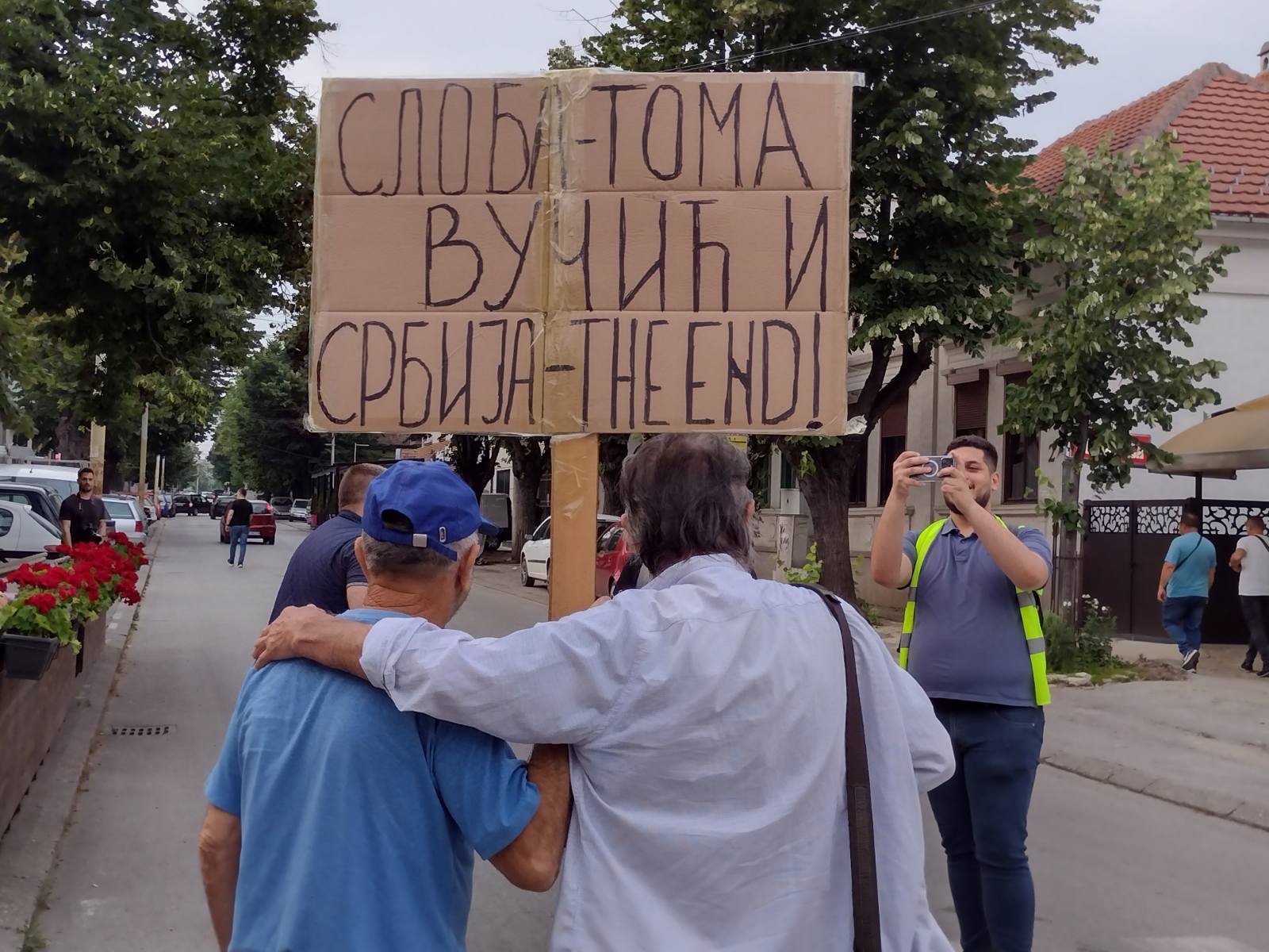 "Zar je bitno da li sam s Metohije ili s Dorćola?": Osmi protest "Srbija protiv nasilja" u slikama (FOTO) 16