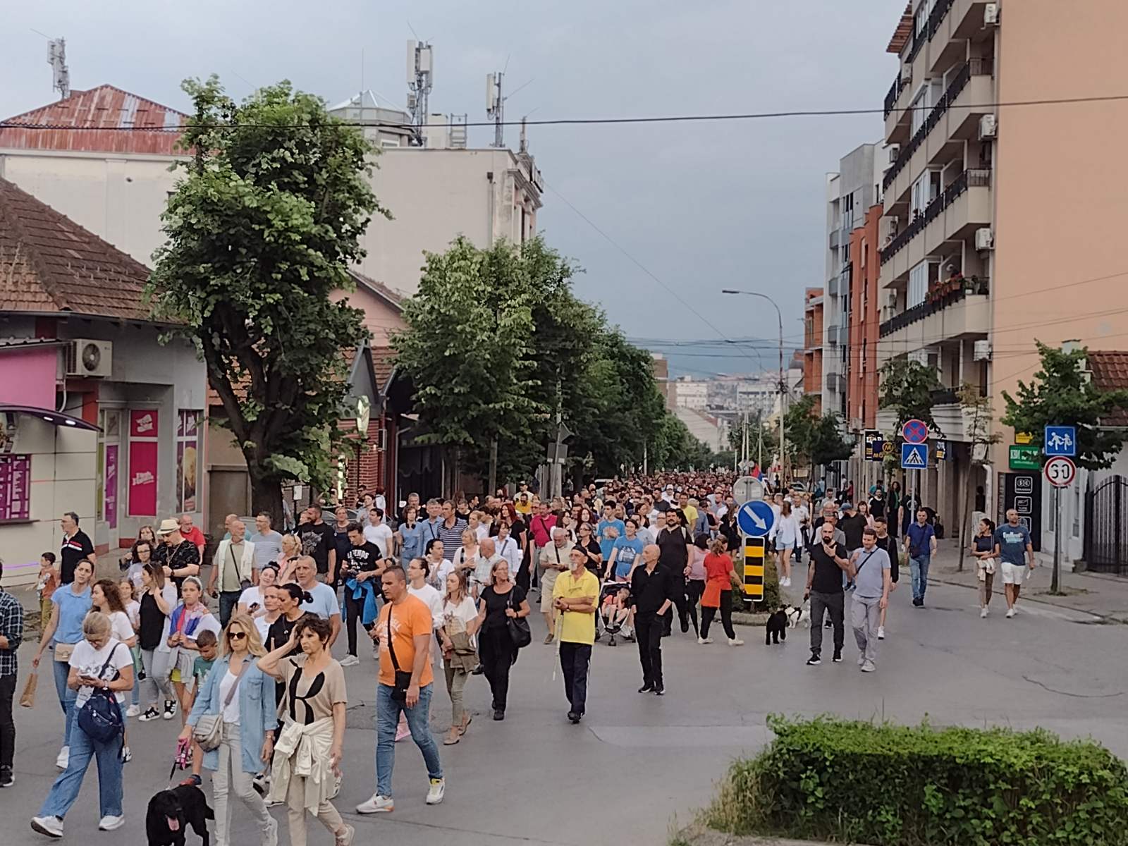 Protest "Srbija protiv nasilja" u preko 10 gradova obeležile šetnje, blokade puteva i zahtevi za ostavkama (FOTO, VIDEO) 44