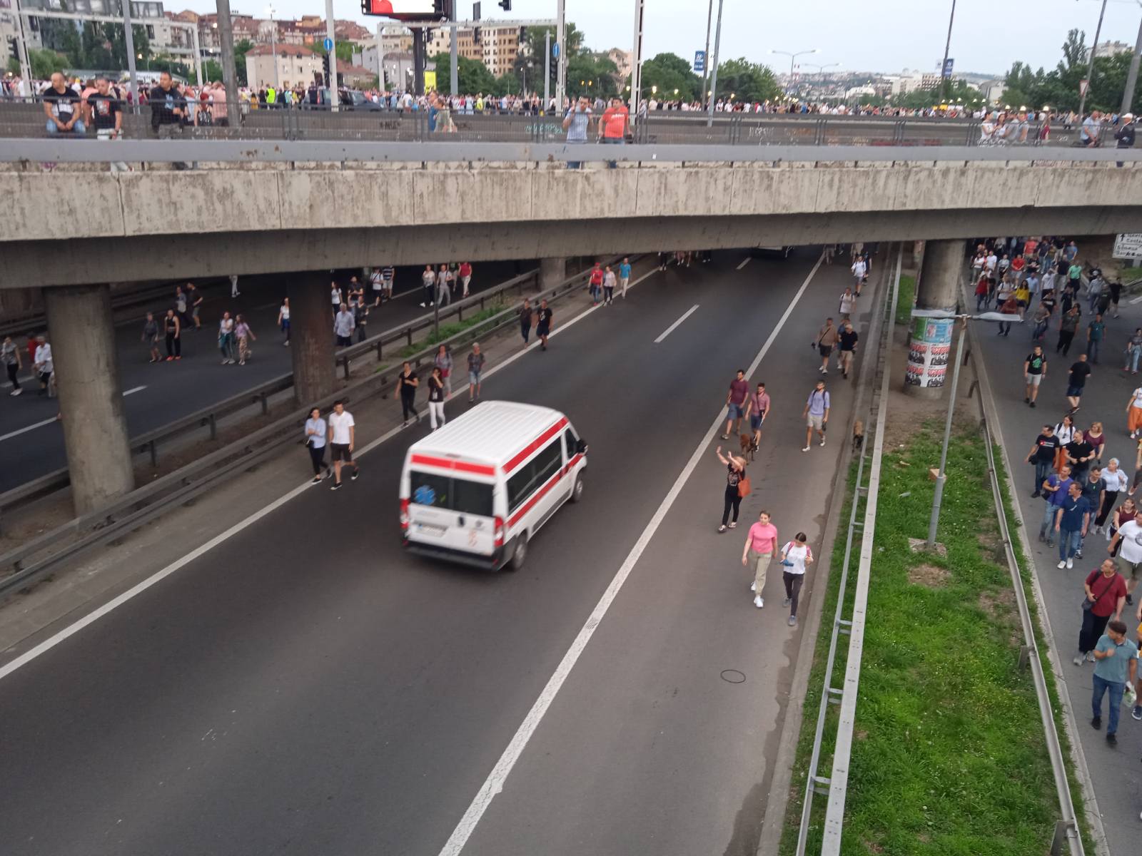 Protest "Srbija protiv nasilja" u preko 10 gradova obeležile šetnje, blokade puteva i zahtevi za ostavkama (FOTO, VIDEO) 14
