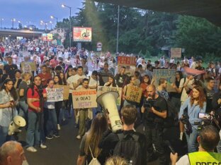 Protest "Srbija protiv nasilja" u preko 10 gradova obeležile šetnje, blokade puteva i zahtevi za ostavkama (FOTO, VIDEO) 5
