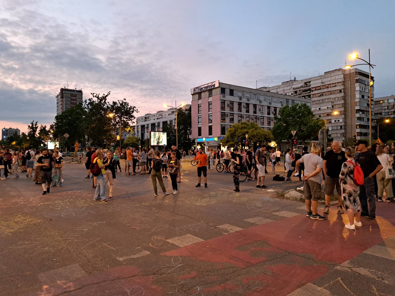 Protest "Srbija protiv nasilja" u preko 10 gradova obeležile šetnje, blokade puteva i zahtevi za ostavkama (FOTO, VIDEO) 4