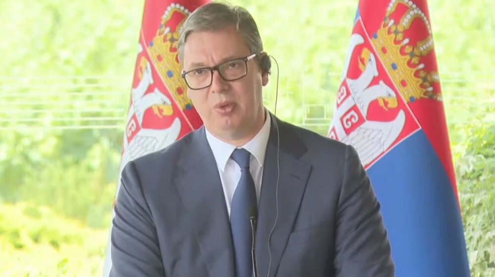 Vučić ponovio da neće da ide sa Kurtijem na razgovor, rekao da uhapšeni kosovski policajci jedu torte i voće 1
