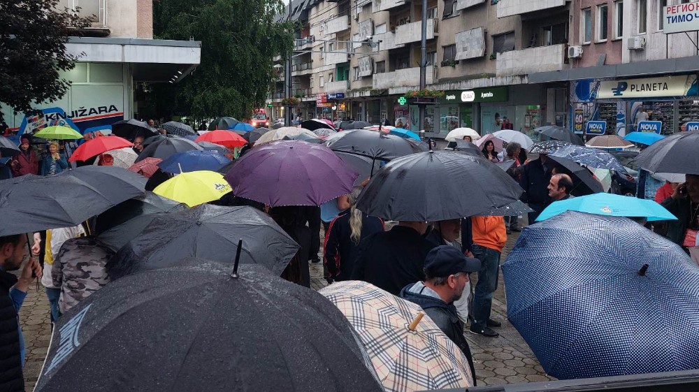 “Mi ne znamo da li postoji život posle smrti, ali znamo da postoji život posle politike i to ćemo uskoro pokazati Bošku Ničiću i njegovoj sviti”: Održan drugi protest u Zaječaru 3 “Mi ne znamo da li postoji život posle smrti, ali znamo da postoji život posle politike i to ćemo uskoro pokazati Bošku Ničiću i njegovoj sviti”: Održan drugi protest u Zaječaru 3