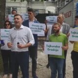 Zelenović se obratio ispred objekta Željka Mitrovića, pozvao građane na protest 2