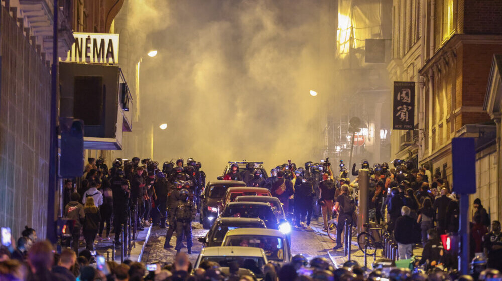 Premijerka Francuske: Večeras i dalje 45.000 policajaca i žandarma na ulicama 1
