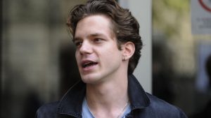 - Predstavnici odborničkih grupa vlasti u Užicu, izuzev predstavnika Zdrave Srbije Milana Stamatovića, danas su izašli za skupštinsku govornicu i uputili javno izvinjenje studentu Pavlu Cicvariću, čije je ubistvo u programu televizije Informer najavio član Glavnog odbora Srpske napredne stranke (SNS) Siniša Vučinić.