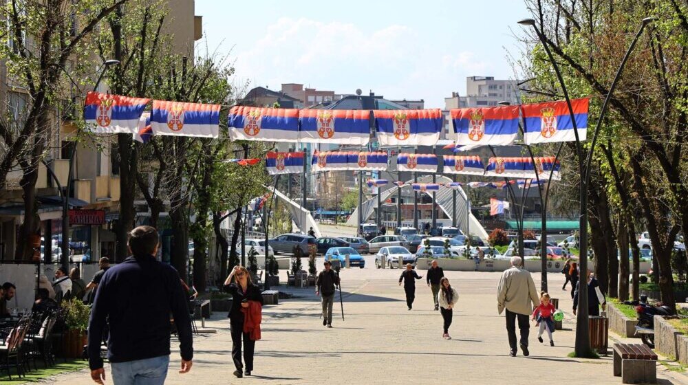 Kancelarija za KiM: Na zidu ambulante u selu Suvi Do kraj Kosovske Mitrovice ispisan grafit OVK 1