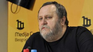  Viši sud u Beogradu oslobodio je danas novinara i vlasnika magazina "Tabloid" Milovana Brkića optužbe da je 8. maja 2023. godine izvršio krivično delo "pozivanje na nasilnu promenu ustavnog uređenja".