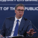 Vučić se hitno vraća u Beograd na sastanak sa Ramom, jede voće u avionu (FOTO) 6