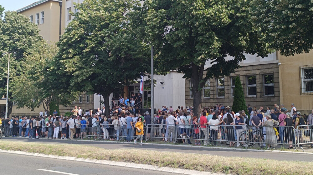 Aplauz za Mitića, zvižduci za Koluviju: Kako je proteklo okupljanje građana ispred Specijalnog suda? (VIDEO) 1