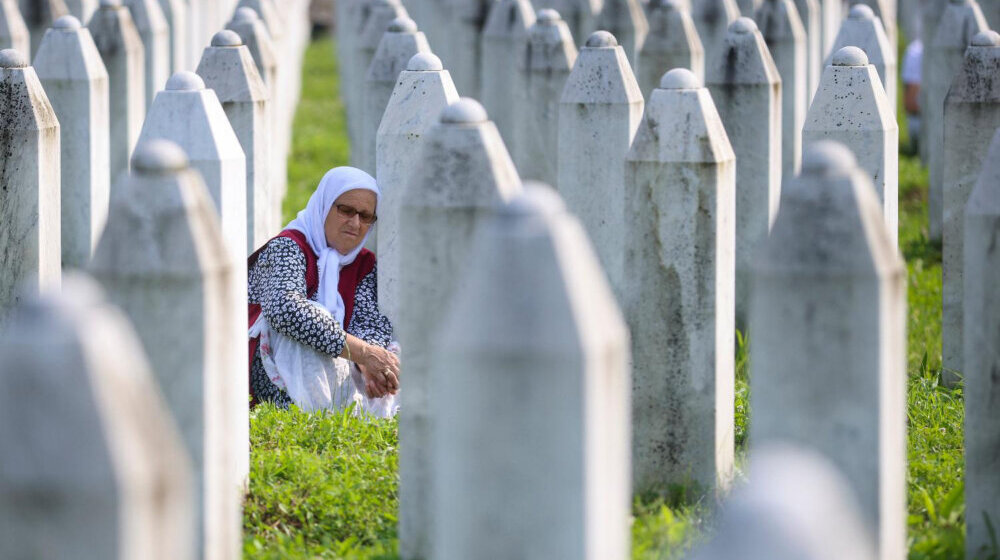 Iz teksta rezolucije o Međunarodnom danu sećanja na genocid u Srebrenici: “Bez rezerve se osuđuje svako poricanje genocida” 1