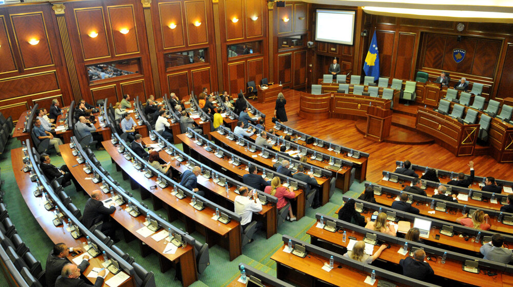 Burno i u Skupštini Kosova, predsedavajuća zvala obezbeđenje 8