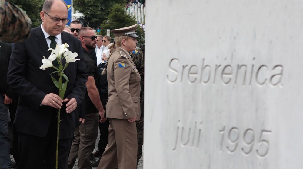 "Počeću da radim na tome da svi koji negiraju genocid u Srebrenici budu krivično gonjeni": Kristijan Šmit u Potočarima 1