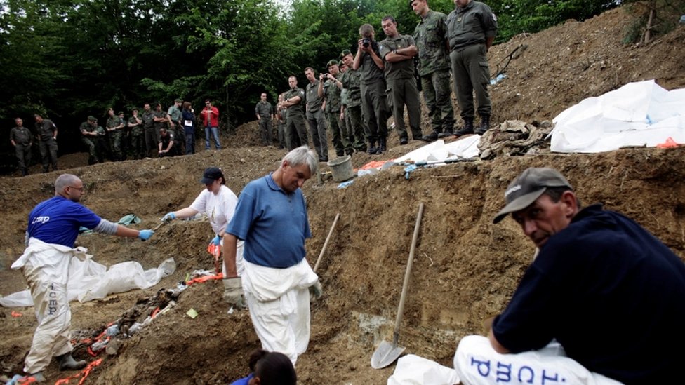 Rat u Bosni i Hercegovini i ratni zločini: „Negiranje da je u Srebrenici bilo genocida je krivično delo" 9 Forensic experts dig up mass graves in Bosnia