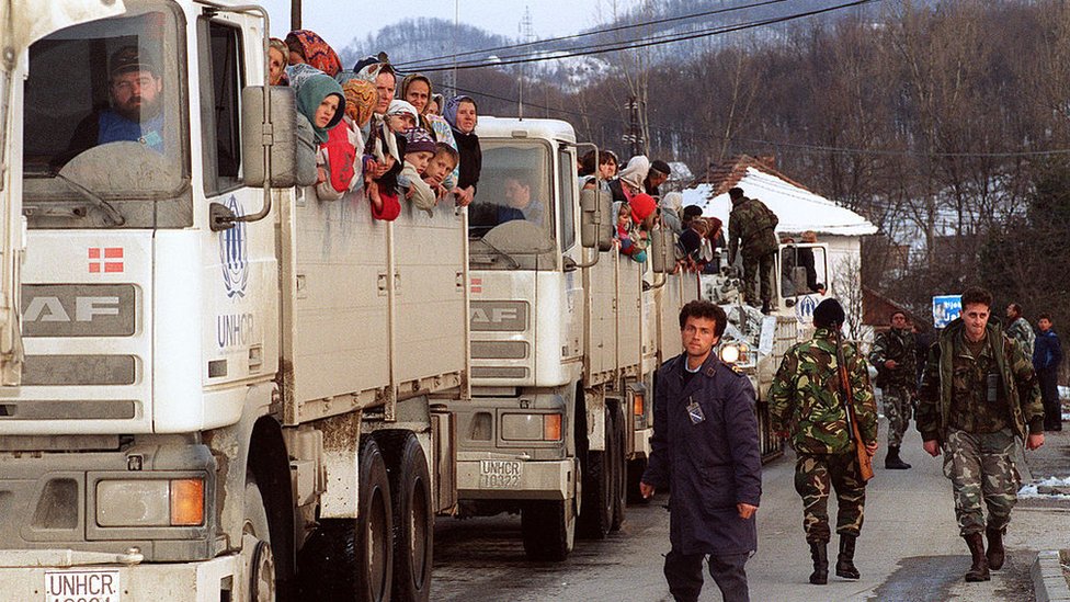 Rat u Bosni i Hercegovini i ratni zločini: „Negiranje da je u Srebrenici bilo genocida je krivično delo" 10 Muslim refugees flee Srebrenica 1993
