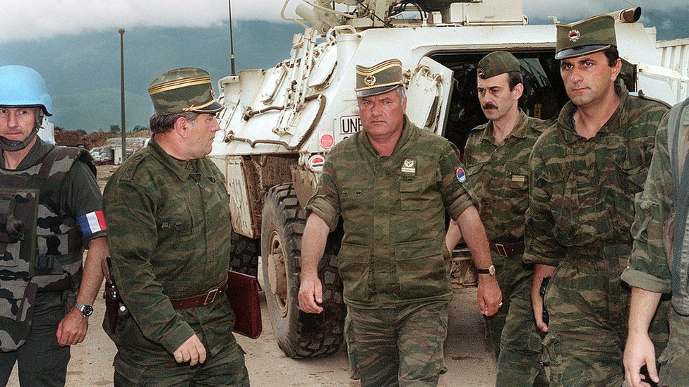 Rat u Bosni i Hercegovini i ratni zločini: „Negiranje da je u Srebrenici bilo genocida je krivično delo" 7 Ratko Mladic (centre) arrives in Sarajevo in 1993