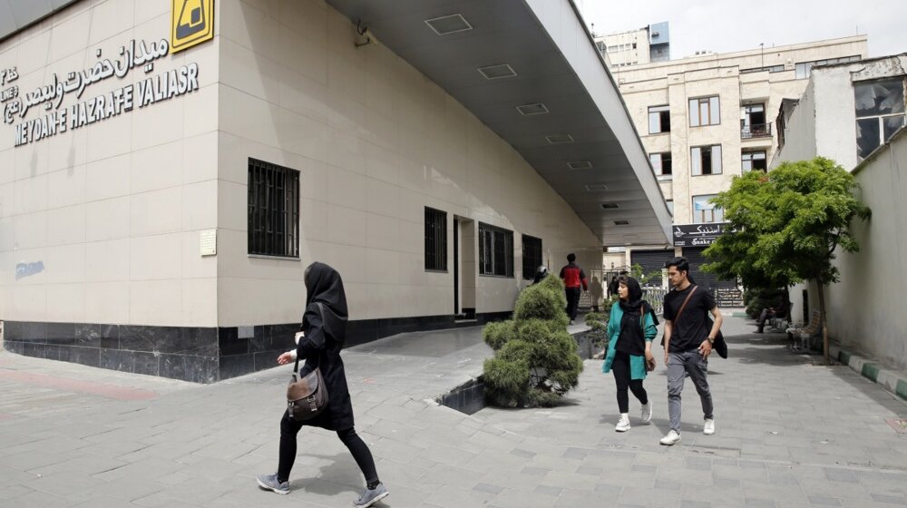 "Moralna policija" ponovo kontroliše žene koje ne nose hidžab u Iranu: Osuđene čiste bolnice i pohađaju kurs psihologije 1