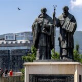 Vulgarne i preteće poruke Makedoncima i Srbiji ispisane u centru Skoplja 3