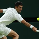 Đoković vodi protiv Hurkača sa 2:0 u setovima, nastavak u ponedeljak 6