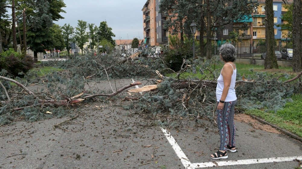 Troje mrtvih, potopljeni putevi, bujice nose automobile: Sloveniju pogodilo snažno nevreme, na oprezu u Italiji i Hrvatskoj 1