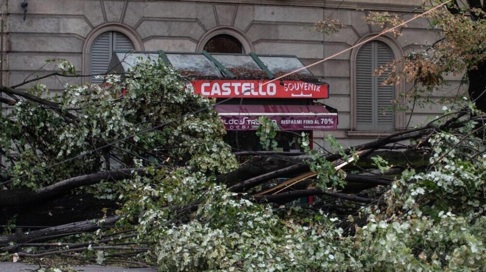 Požari i oluje u Italiji: U Milanu vetar rušio stabla i čupao krovove, ima mrtvih (VIDEO) 1