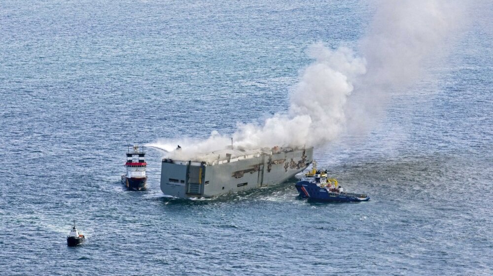 Teretni brod sa skoro 3.000 automobila zapalio se u Severnom moru, poginuo član posade 1