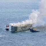 Teretni brod sa skoro 3.000 automobila zapalio se u Severnom moru, poginuo član posade 14