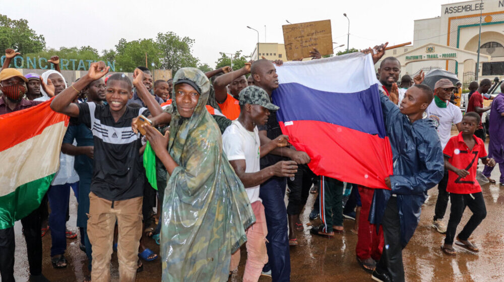 Pristalice puča u Nigeru marširali s ruskim zastavama 1