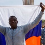 Svrgnuti predsednik Nigera pozvao SAD i svet da pomognu u vraćanju ustavnog poretka 10