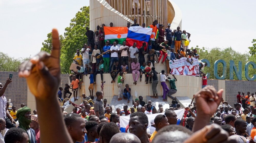 Vojna hunta u Nigeru saopštile da će suditi svrgnutom predsedniku Bazumu za izdaju 1