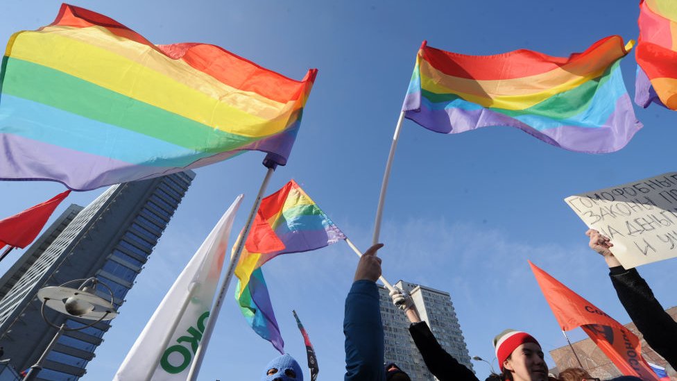 LGBT+ zastava na poslednjem protestu u Sankt Peterburgu