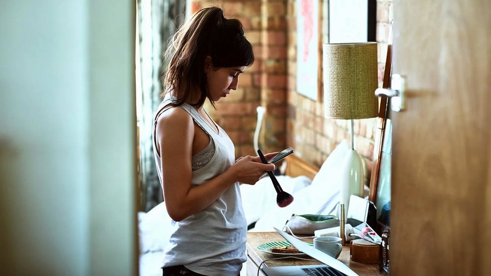 Tehnologija i psihologija: Kako nam mobilni telefoni menjaju mozak 2 Jedan brzi zadatak na mobilnom telefonu može često da nas odvede niz digitalnu zečju rupu koja može da nam oduzme vreme i pojača naš mentalni teret