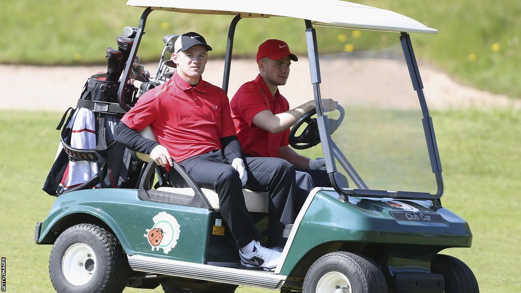 Premijer liga i Mančester junajted: Iza kulisa odlaska Aleksa Fergusona u penziju 2 Wayne Rooney and Tom Cleverley ride a buggy on a charity golf day at Dunham Forest Golf Club