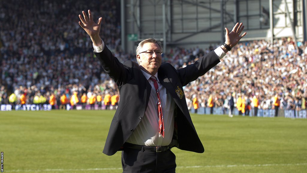 Premijer liga i Mančester junajted: Iza kulisa odlaska Aleksa Fergusona u penziju 1 Sir Alex Ferguson acknowledges the away fans after his final match in charge of Manchester United, away to West Brom