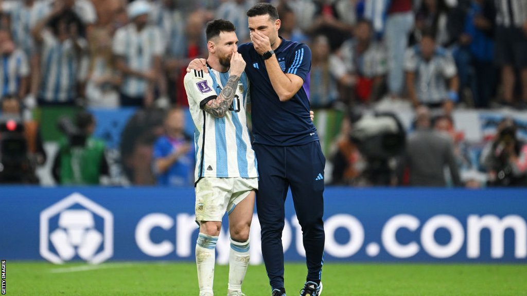 Lionel Messi talks with Argentina coach Lionel Scaloni during the 2022 World Cup campaign in Qatar