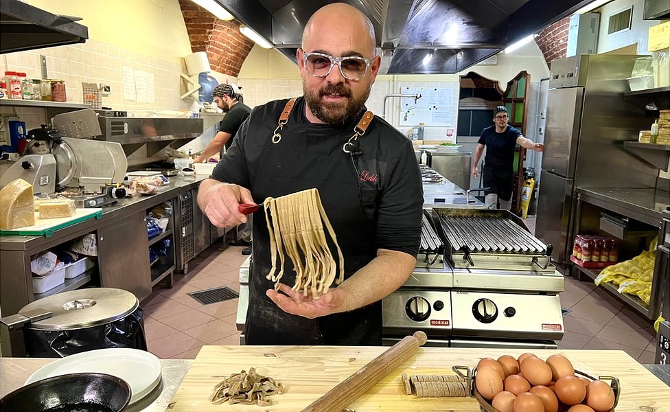 Italija i hrana: Insekti se probijaju do italijanskih tanjira uprkos otporu mnogih, pa i vlasti 4 A chef at a restaurant in Italy makes pasta using flour made from crickets