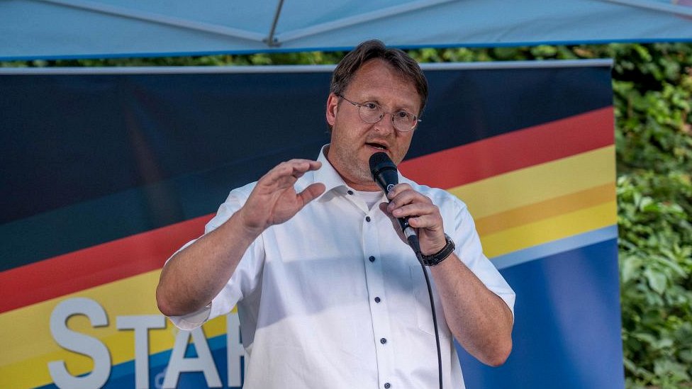 Evropa i politika: Ultradesničarske stranke u usponu širom kontinenta 4 Robert Sesselmann of the far-right Alternative for Germany (AfD) party speaks at an election event in Sonneberg, eastern Germany on June 25, 2023