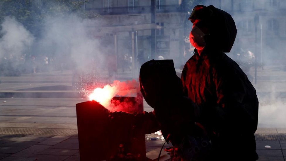 Evropa i politika: Ultradesničarske stranke u usponu širom kontinenta 1 A masked protester holds a red flare during a protest on June 28, 2023 in Paris