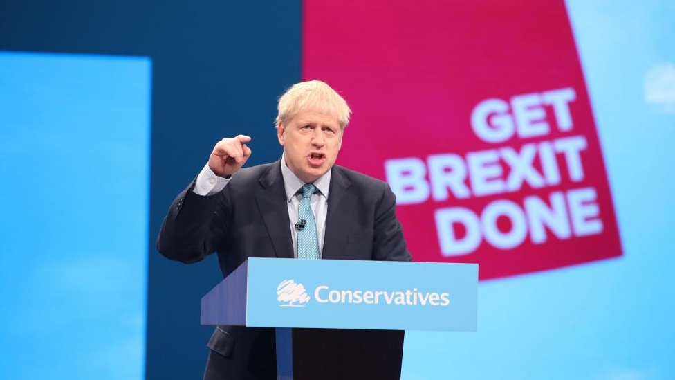 Evropa i politika: Ultradesničarske stranke u usponu širom kontinenta 5 Former Prime Minister Boris Johnson on stage giving his speech at the Conservative Party Conference at the Manchester Convention Centre
